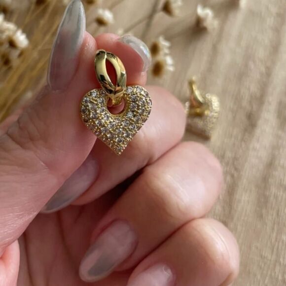 New ANTHRO Heart shape micro pave zircon huggie hoops feminine danity - Picture 6 of 9